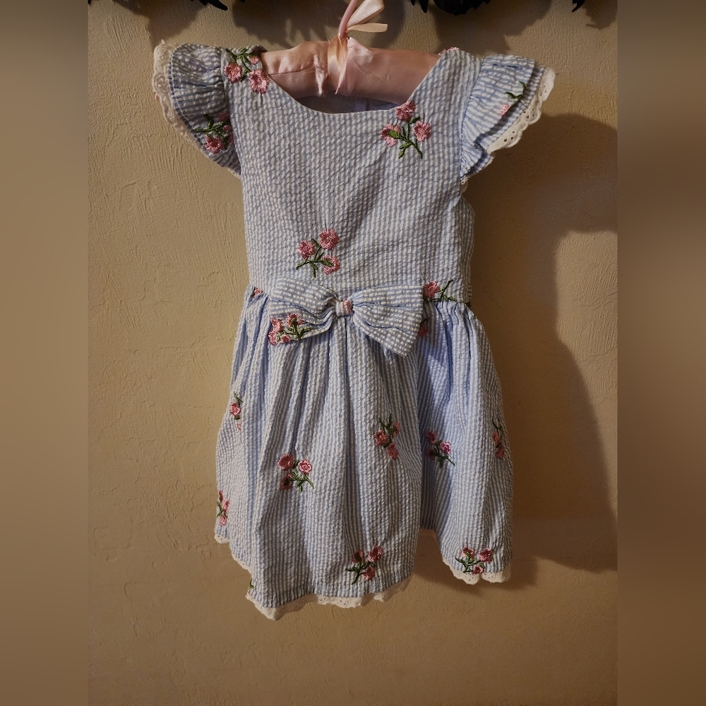 Size 4 blue seersucker embroidered cap sleeve summer dress.